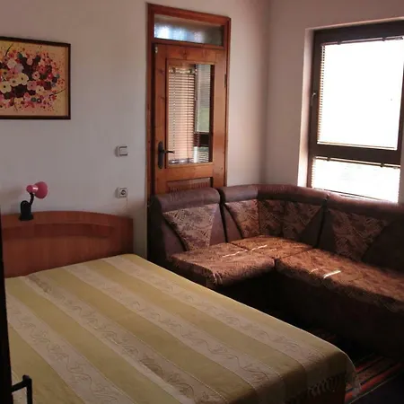 Enyo House Pensiune *